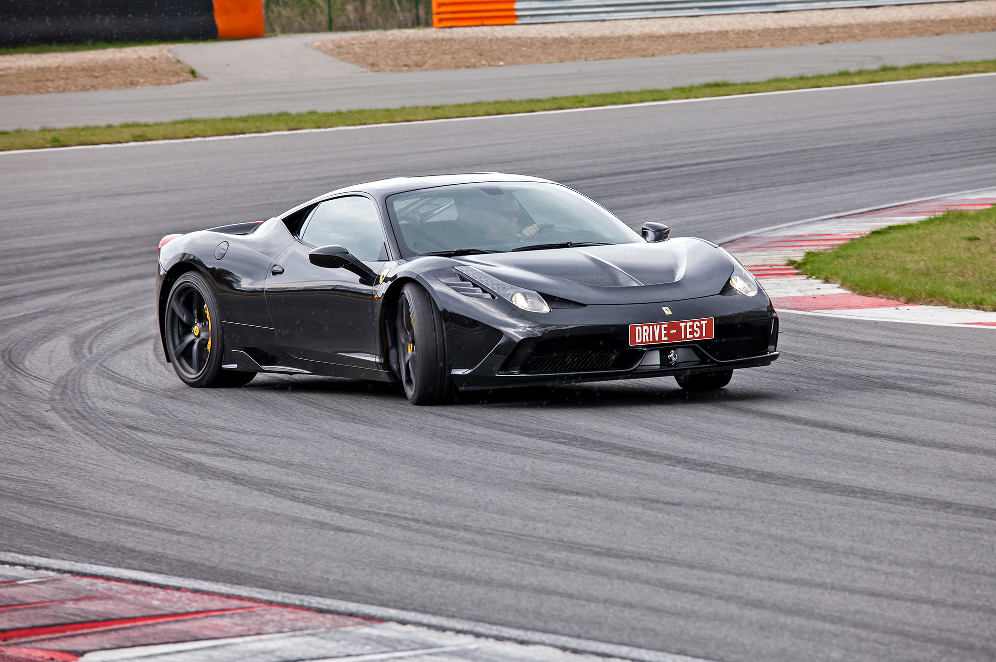 Наслаждаемся лёгкостью трекового суперкара Ferrari 458 Speciale — ДРАЙВ