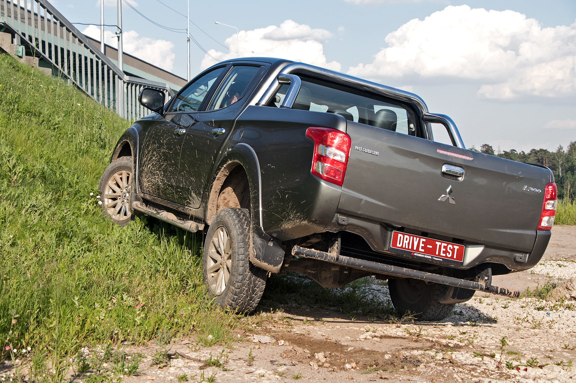 Бежим из города на пикапах Isuzu D-Max и Mitsubishi L200 — ДРАЙВ