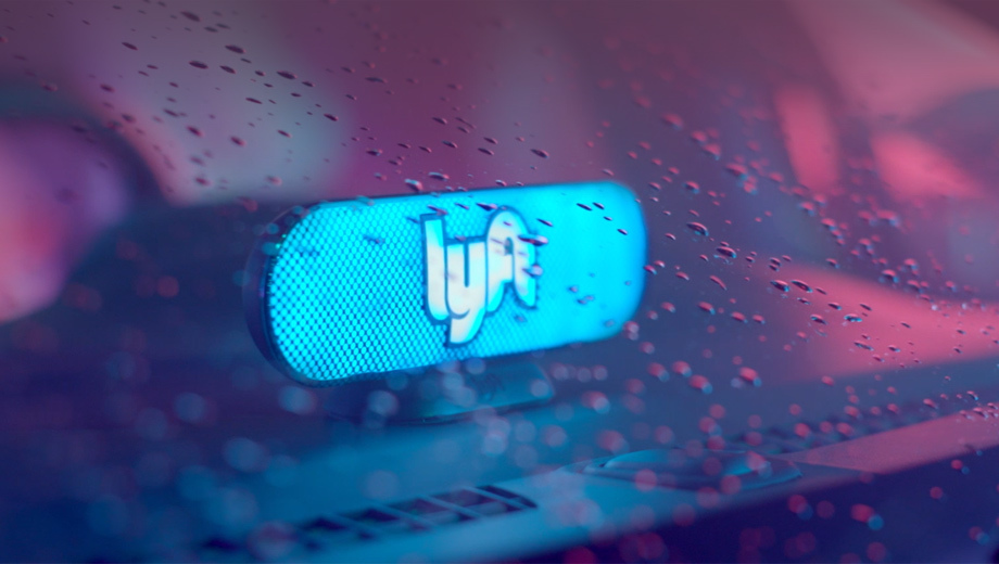             Энтузиасты из фирмы Lyft намерены догнать конкурента Uber, который <a href="/e/Bk1zAEAAAxs" class="c-link">начал опыты</a> с обычными пассажирами на борту беспилотников в прошлом году.
