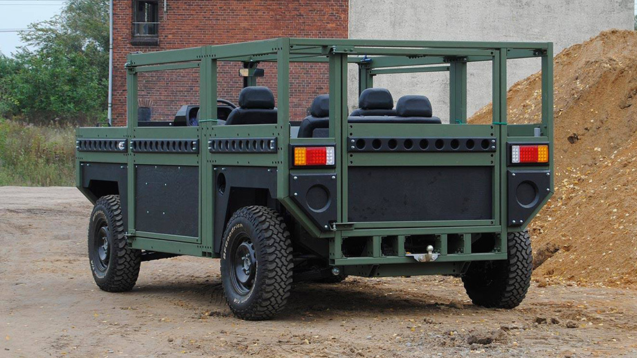             В основе машины лежит рама из высокопрочных сталей, за плавность хода и маневренность отвечает независимая подвеска на поперечных рычагах. Двигатель можно установить как продольно, так и поперечно. Предусмотрен постоянный полный привод.
