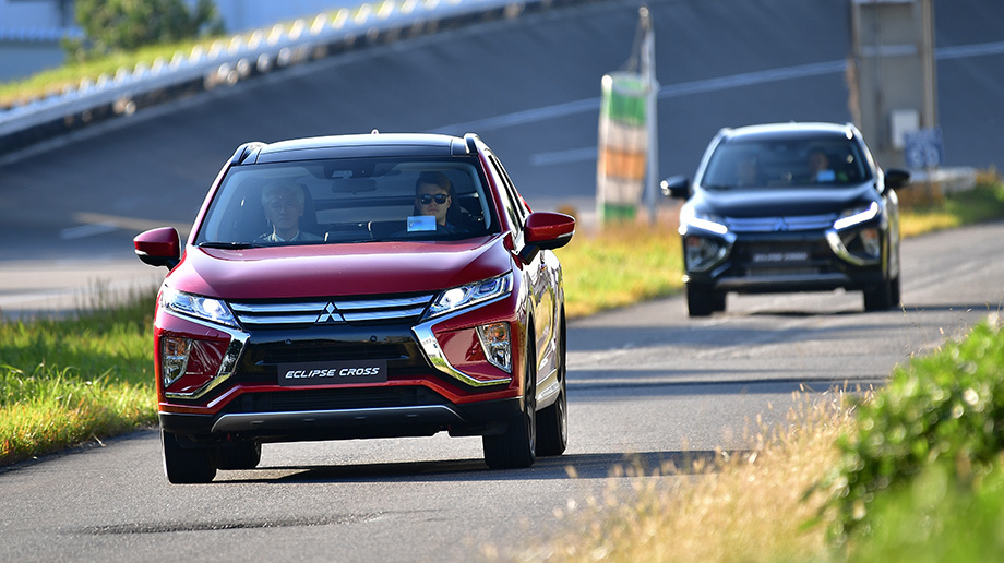 Driving cross. Мицубиси Эклипс кросс 2021 тест драйв. Mitsubishi Eclipse Cross PHEV Yellow. Mitsubishi Eclipse Cross Габаритные Размеры. Mark Cross avto.