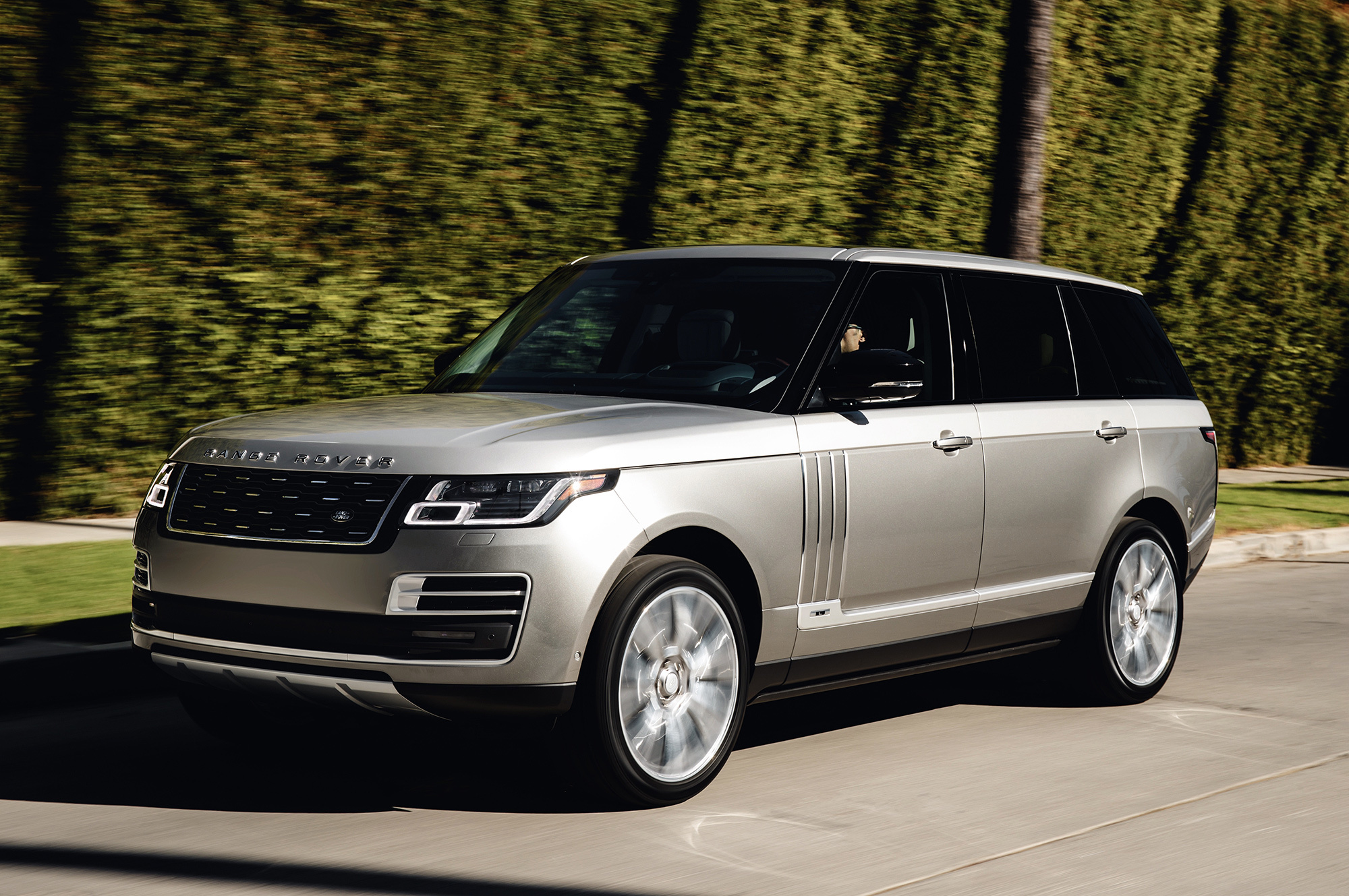 Range Rover SVAutobiography LWB прибавил в роскоши — ДРАЙВ