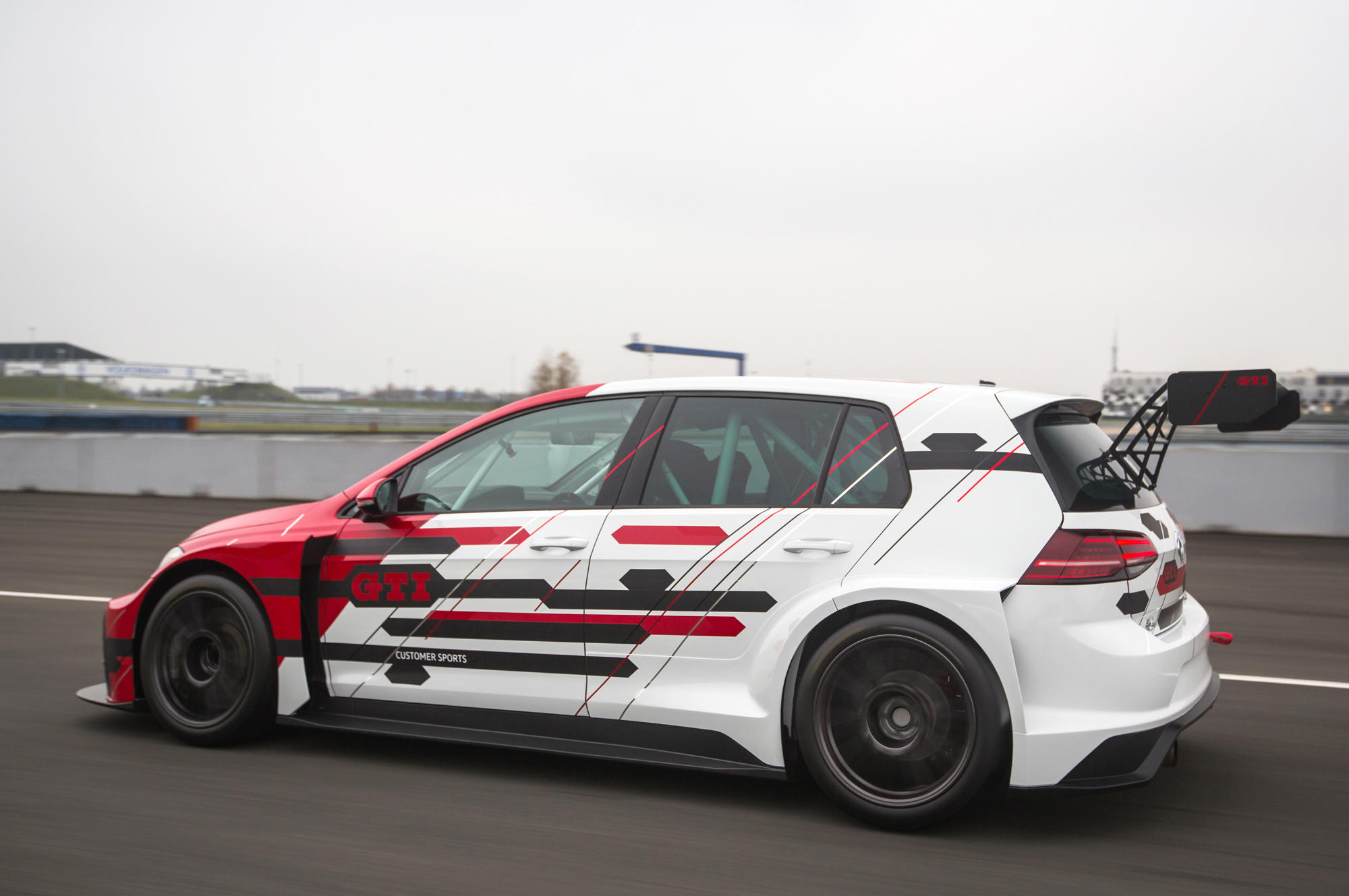 Кольцевая модель Volkswagen Golf GTI TCR обновилась к сезону 2018 — ДРАЙВ