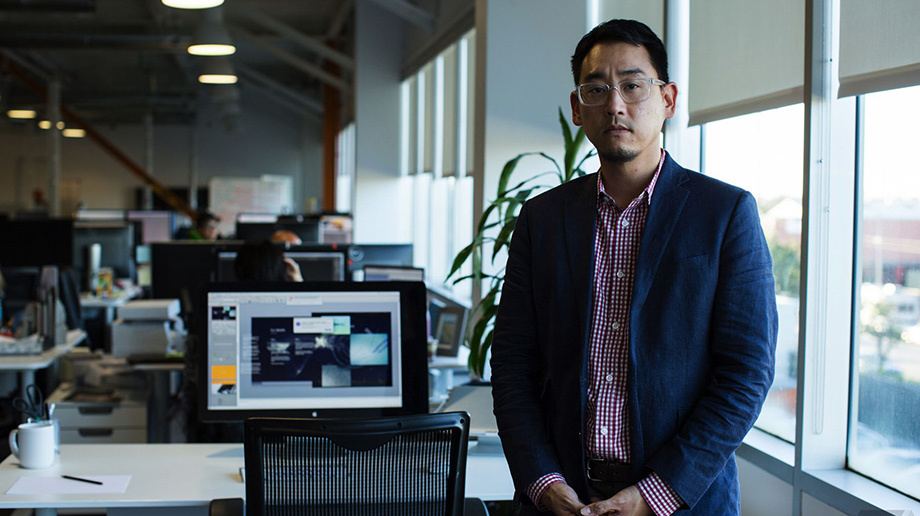             Ким, американец с корейскими корнями, закончил арт-колледж в Калифорнии, после чего устроился в баварский концерн, где проработал 10 лет. На счету 36-летнего дизайнера экстерьеры кроссовера <a href="https://www.drive.ru/news/bmw/4efb32c700f11713001e22bf.html" target="_blank" rel="noopener" class="c-link">BMW Concept X1</a>, электрокара <a href="https://www.drive.ru/test-drive/bmw/5272965494a6564fc6000038.html" target="_blank" rel="noopener" class="c-link">BMW i3</a>, гибрида <a href="https://www.drive.ru/test-drive/bmw/53e3df8595a6560afe8b456a.html" target="_blank" rel="noopener" class="c-link">BMW i8</a>.
