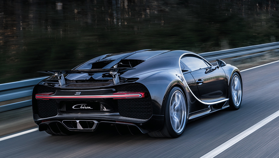Bugatti chiron. Выдача Широнов клиентам началась совсем недавно, в марте. Французский завод в Мольсеме способен производить лишь 70 экземпляров в год, ведь работы ведутся вручную. Всего будет выпущено 500 штук, больше половины из них уже заказаны.