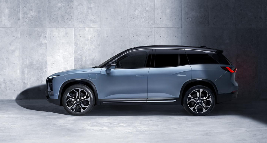             Электрокар построен на платформе с двухрычажкой спереди и многорычажкой сзади. В базовое оснащение входят пневмоподвеска и моноблочные тормозные суппорты Brembo на передней оси.
