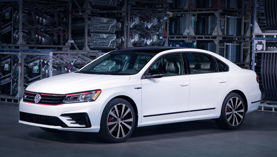К американским дилерам седаны Passat GT приедут во втором квартале 2018 года. Стартовая цена ― $29 940. Для сравнения, Passat R-line 2.0 TSI (176 л.с.) стоит $24 995, а Passat с двигателем V6 (284 л.с.) ― от $34 650. Гарантия ― шесть лет или 115 000 км (что наступит раньше).