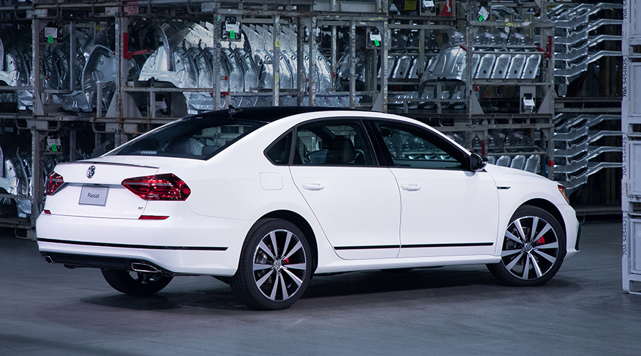 Неизвестно, за сколько шестицилиндровый Passat GT разгоняется до 100 км/ч, но его менее спортивный аналог Passat SEL Premium выполняет упражнение за 6,7 с при максимальной скорости 209 км/ч. Известно, что GT потребляет в смешанном цикле 10,4 л топлива на 100 км/ч.