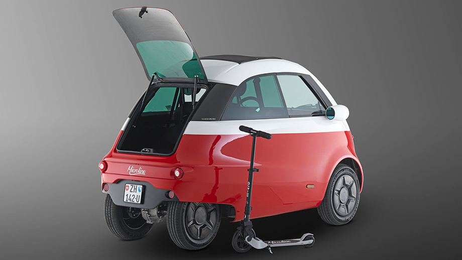 По техническому регламенту Microlino относится к категории L7 (<a href="https://www.drive.ru/news/53907e5a95a656483a8b458f.html" target="_blank" rel="noopener" class="c-link">квадрициклы</a>). Объём багажника при двухместной конфигурации достигает 300 л. Можно будет заказать второй ряд сидений для детей. Интересно, что боковые зеркала смонтированы в одном блоке с фарами.