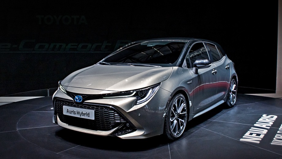 Toyota Auris на платформе TNGA обещает нам облегчённый и более крепкий кузов из высокопрочных сортов стали и зажигательную управляемость вкупе с мощной гибридной установкой. Такое сочетание должно привлечь новых покупателей. Кстати, на данный момент в Европе реализовано 1,5 млн гибридов Toyota.