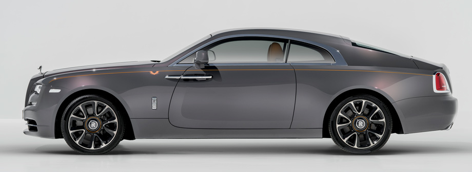             Кузов окрашен в новый колер Sunburst Grey, который в лучах солнца меняет серый оттенок на тёплые медные тона. Его пронизывают нанесённые вручную полоски Sunburst Motif, излучающие глубокое эмоциональное тепло. Эффект «утренней зари» поддерживают колёсные диски.
