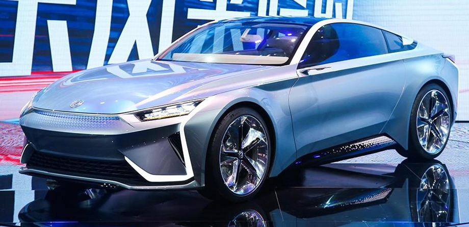 Помимо диодных «скобок» ходовых огней, двухдверку украшает целая армия крохотных огоньков, создающих узоры на бампере, порогах и элементах интерьера. Всё это, конечно, самым разнообразным способом переливается, являясь одним из каналов общения концепта с человеком.