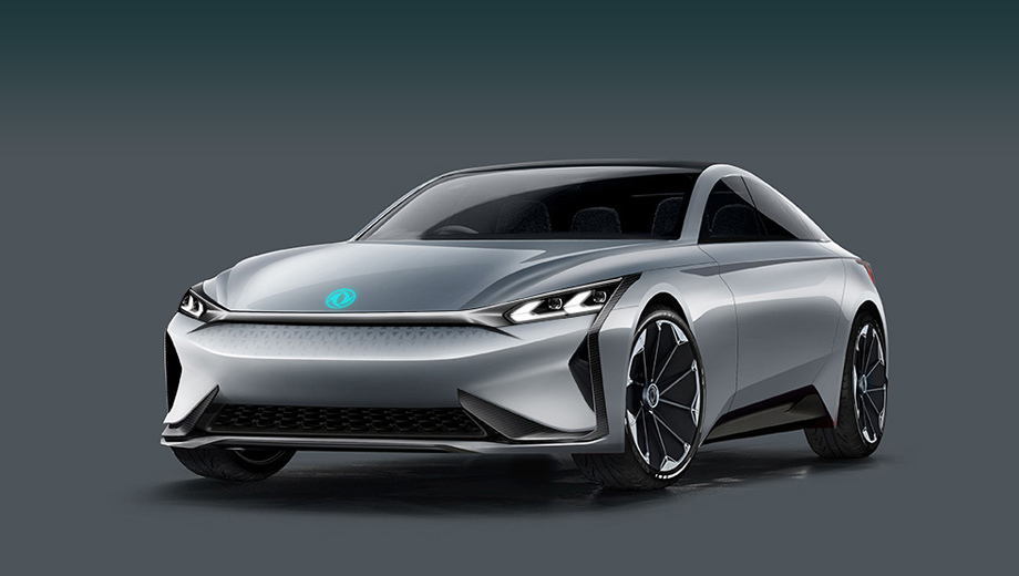 Рисунок концепта не предполагал никаких зеркал, но на реально построенном автомобиле всё же торчат узкие крылышки камер.