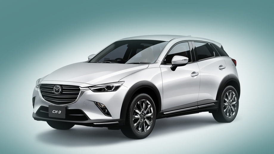 Mazda cx-3. Субкомпакт может быть как передне-, так и полноприводным. Есть выбор между «механикой» и «автоматом», причём обе коробки на шесть передач. С начала продаж 31 мая японские цены на бензиновую версию 2.0 стартуют с 2 127 600 иен (1,23 млн рублей), а на вариант с дизелем 1.8 — с 2 436 480 иен.