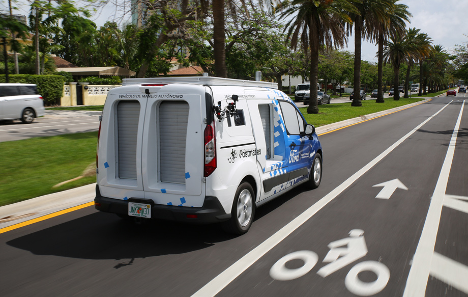             Один изолированный отсек расположен на борту, а два — сзади, что позволяет выполнить три заказа за рейс.
