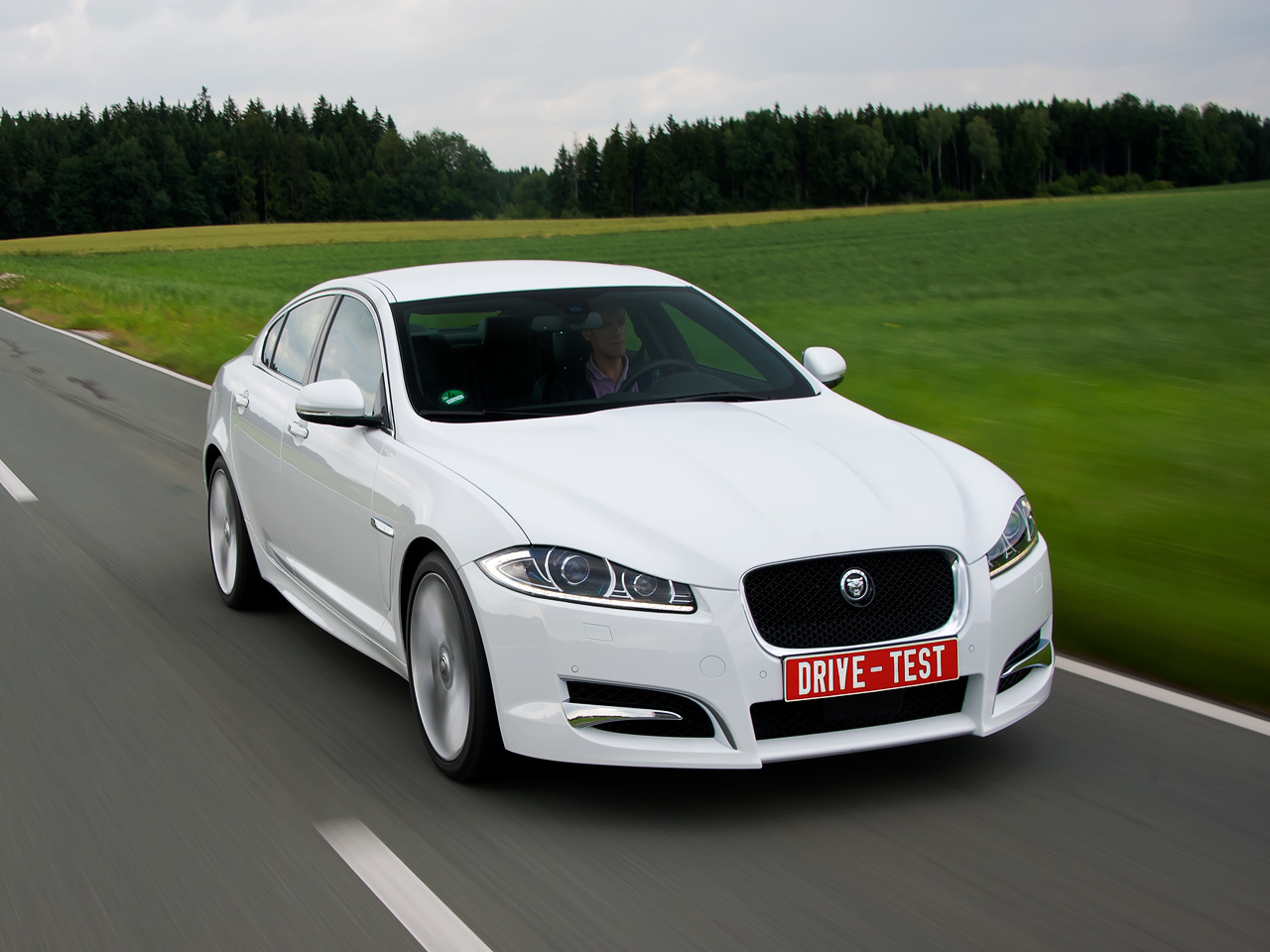 Смотрим в прищуренные глаза обновлённого седана Jaguar XF — ДРАЙВ