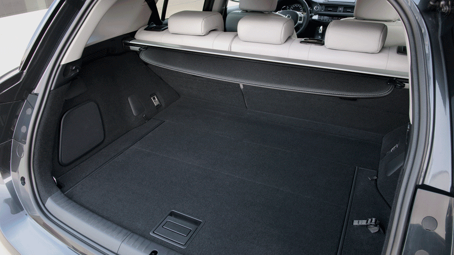             Объём багажника варьируется от 375 до 985 литров. Фальш-пол грузового отсека высок из-за расположенной под ним батареи. Пространство получается широким, но плоским.

