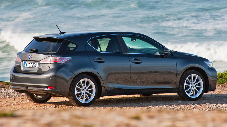             Такая внешность обусловлена необходимостью сохранить спортивный имидж при максимальной аэродинамической эффективности. Остановившись на пятидверном кузове, японцы были вынуждены удлинять крышу и делать пятую дверь более вертикальной. Контур скорее напоминает универсал. Пагубный для видимой спортивности эффект протяжённого салона и узкой кормы замаскировали необычными встречными изгибами окон на массивной задней стойке.
