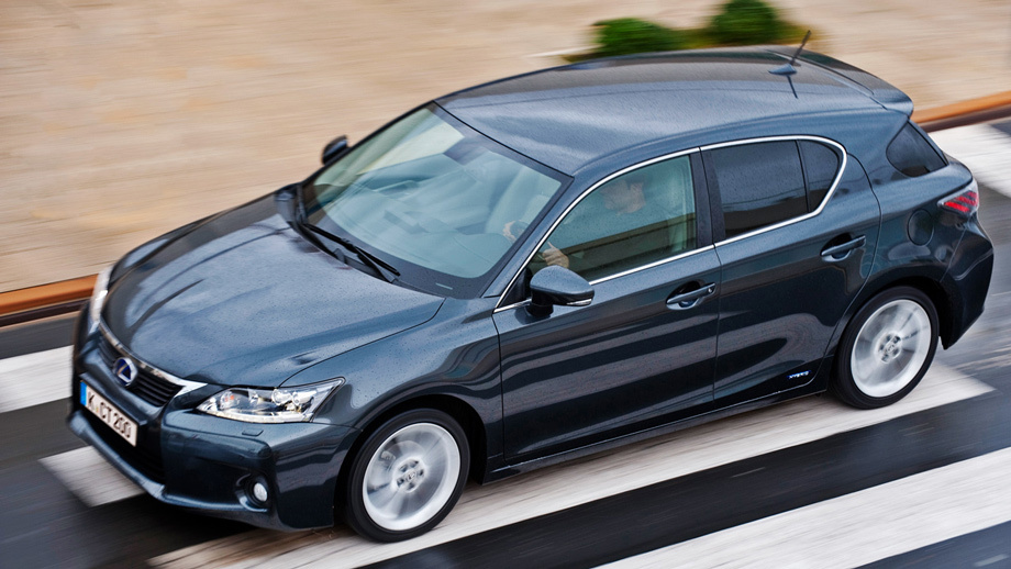             Для разных рынков японцы будут настраивать подвеску по-разному. Для немецких автобанов нужны иные характеристики, чем для американских хайвеев. Не исключено, что машины, которые мы увидим в России, будут отличаться по характеру от европейских тестовых. И это едва ли сделает их хуже.
