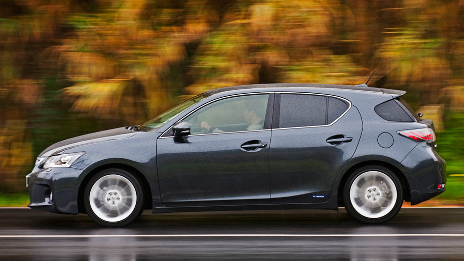             Садаката любопытно рассуждает о шумах. Есть, говорит, такой шум, который мы воспринимаем как данность. Например, когда едем с открытыми окнами. Понятно, что ветер беснуется, но это не раздражает людей внутри. Их напрягают звуки «искусственные», связанные именно с аэродинамикой конкретной машины. Поэтому картина шумов в салоне должна быть как можно ближе к естественному фону, свойственному движению в определённой среде. И в принципе так оно и есть: CT 200h не самая тихая машина, но те звуки, что доставляют неудобство, относятся к работе механизмов и жёстких «экономичных» шин.
