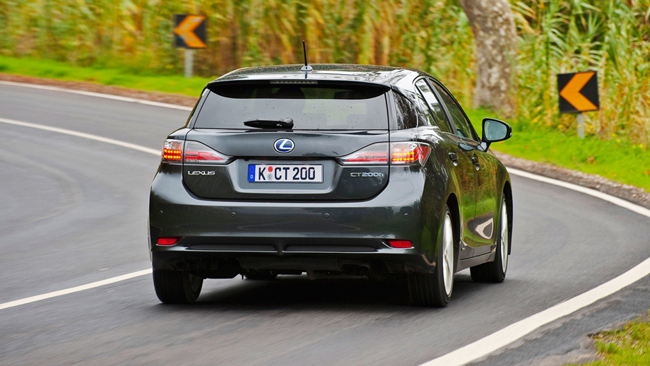             Гибрид абсолютно тих, только пока стоит. Едва он двигается с места, и «зелёные» шины с говорящим названием Yokohama dB начинают жаловаться. Слышно и электромотор. Когда вступает бензиновая «четвёрка», машина набирает ход под её монотонное хрипловатое <nobr>у-у-у.</nobr> Звук, похожий на всю бытовую технику сразу, небогат обертонами и привлекает к себе чересчур много внимания. Недаром в Японии среди прочих аксессуаров для CT предлагается иная выпускная система с четырьмя патрубками. По словам Садакаты-сана, она и поёт задорно, и выглядит стильно.
