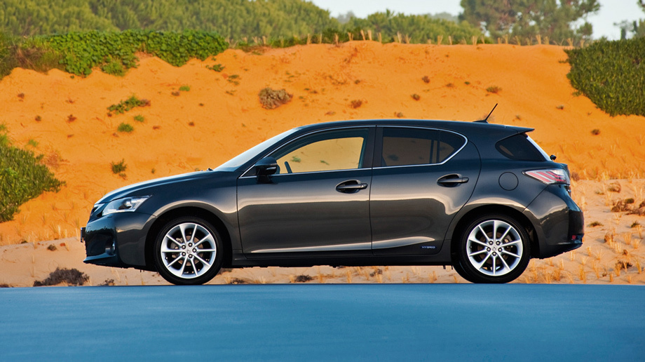             С нормальным двигателем, например небольшим турбомотором, без лишнего груза силовой электроники и полноценным багажником это был бы ещё один хороший японский хэтч гольф-класса. Но нужен ли нам просто ещё один автомобиль?
