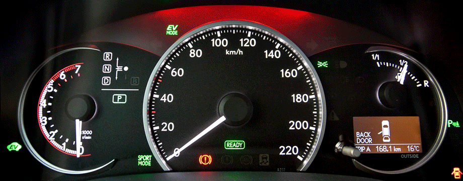             Автомобиль живёт в одном из двух настроений: расслабленном или динамичном. При переходе от первого ко второму приборная панель меняет прохладный синий цвет на тревожный красный, а на месте индикатора нагрузки появляется привычный тахометр.
