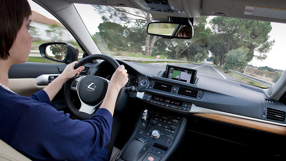             <ul><li>Спортивная посадка в Лексусе существенно отличается от посадки в Приусе. Здесь осевая линия бёдер водителя находится ниже уровня центра масс автомобиля. Для разработчиков это было главным компоновочным вызовом: сохранив силовую установку Приуса, расположить седоков примерно на той же высоте, что в седане IS. </li><li>Женщины — основная целевая аудитория нового хэтча. <a href="http://www.drive.ru/columns/3585092" target="_blank" rel="noopener" class="c-link">Машу Цыбульскую</a> японцы допросили с пристрастием. Всему женскому, что есть в Маше, Lexus понравился. Остальному не хватило мощности.</li></ul>
