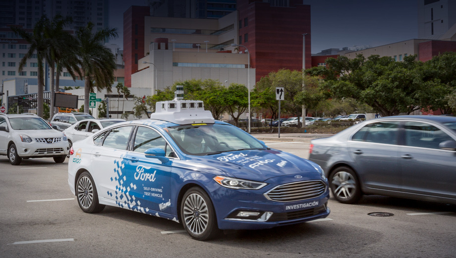             Хотя Ford <a href="/e/BoX0wEAAAYg" class="c-link">признан</a> одним из лидеров в развитии автономных машин, на испытаниях мы видим одну и ту же модель <a href="/e/BmqZQEAAAFc" class="c-link">Fusion</a>, которая вместе с другими седанами вскоре <a href="/e/B90MgEAAAiM" class="c-link">отправится</a> в отставку. Прежде умело спрятанное оборудование Фьюжна теперь открыто <a href="/e/BuKuQEAAAeI" class="c-link">громоздится</a> на крыше.
