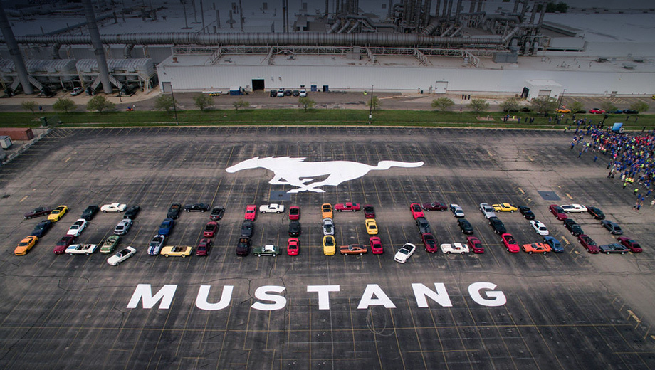 Ford mustang. Надпись на площадке завода Flat Rock соорудили свыше 60 владельцев Мустангов каждого модельного года. А над ними пролетели три истребителя P-51 Mustang времён Второй мировой войны. Один такой самолёт стоил $50 тысяч, а базовый «первый» Mustang ― почти $2400.