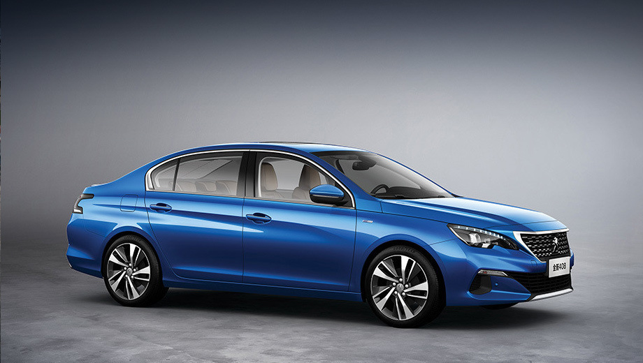 Реформа не отразилась на габаритах, но мы напомним их, чтобы сравнить с нашей четырёхдверкой: длина — 4750 мм (+52), ширина — 1820 (+18), высота — 1488 (-54), колёсная база — 2730 мм (+13). Сказывается разница платформ PF2 и <a href="https://www.drive.ru/news/peugeot/citroen/50ffdb68b72142955500002b.html" target="_blank" rel="noopener" class="c-link">EMP2</a>, впрочем, схема подвесок прежняя — McPherson и балка.