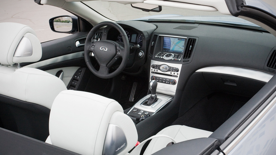 Интерьер кабриолета идентичен салонам седана и купе G-серии. Рулевая колонка перемещается вместе с комбинацией приборов. Идея не нова, но по-прежнему функциональна. Так сложнее перекрыть шкалы ободом руля.