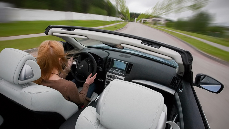 В случае опрокидыввания седоков подстрахуют усиленная рамка лобового стекла, дуги, выстреливающие из задних подголовников, да шесть подушек безопасности.