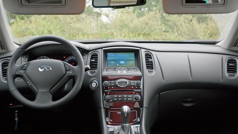 Овальные вентиляционные дефлекторы и «морщинки» на передней панели — вот, пожалуй, и все интерьерные отличия «е-икса».