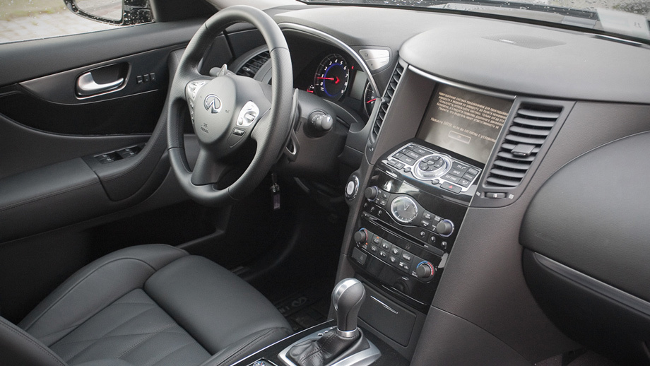 Тесноватый салон «эф-икса» — это кокпит для водителя и недоразумение для всех остальных.