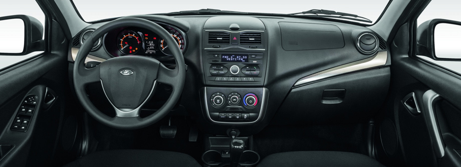             Новое: декор «икс» около центральных дефлекторов, которые стали прямоугольными, боковые — с хромированными ободками, поменялся узор накладки на передней панели. У передних сидений улучшена боковая поддержка, а водительское теперь регулируется по высоте. Изменены дверные ручки, подсветка приборов и кнопок заменена с зелёной на белую.
