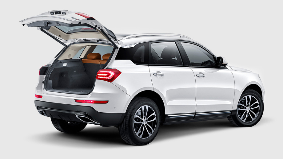             Схема подвесок та же, что у обычного «тэ-шестисотого»: McPherson и многорычажка. Клиренс заявлен одинаковый — 185 мм (хотя в Китае 178), все тормоза дисковые. Объём багажника скромный — 344 л.
