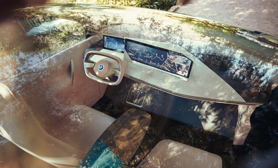 Когда водитель сам управляет Некстом, центральный сенсорный экран используется обычным способом. В беспилотном режиме следует отодвинуться дальше, и до него не дотянуться. Но выручает инкрустированный деревом «кофейный столик» в центре салона — это большой тачпад. В дерево встроены не только сенсоры, но и диоды, создающие за движущимися пальцами светящийся след.