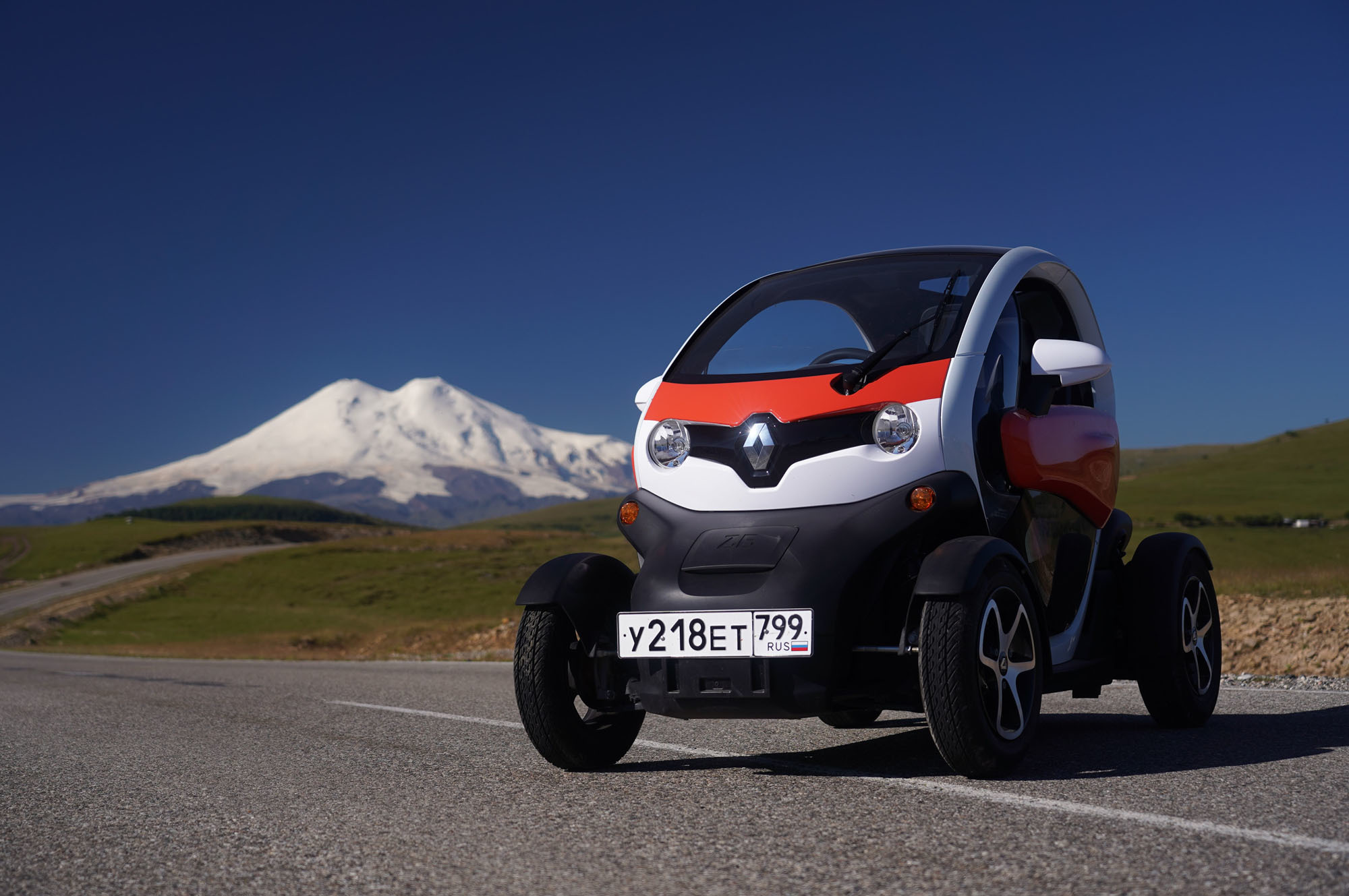 Коммерческие электромобили. Renault Twizy электромобиль. Рено электрокар Twizy. Renault Twizy 2023. Электрокар 2020 Рено Твизи.