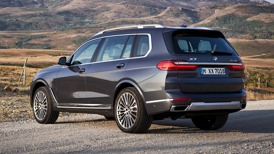             Вот как выглядят габариты новобранца в сравнении с «икс-пятым»: длина — 5151 мм (+229), ширина — 2000 (-4), высота — 1805 (+24), колёсная база — 3105 мм (+130). Схема подвесок у моделей одинаковая: спереди двух-, а сзади многорычажка. Клиренс благодаря «пневме» варьируется в пределах 80 мм.
