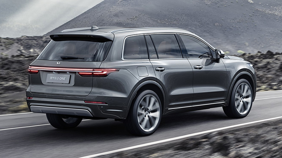             По умолчанию паркетник оборудован 38 системами активной и пассивной безопасности, включая автоторможение. Разработчики уверены в пятизвёздочном рейтинге C-NCAP. Заявленный автопилот второго уровня, по сути, — адаптивный круиз-контроль с самопарковщиком.
