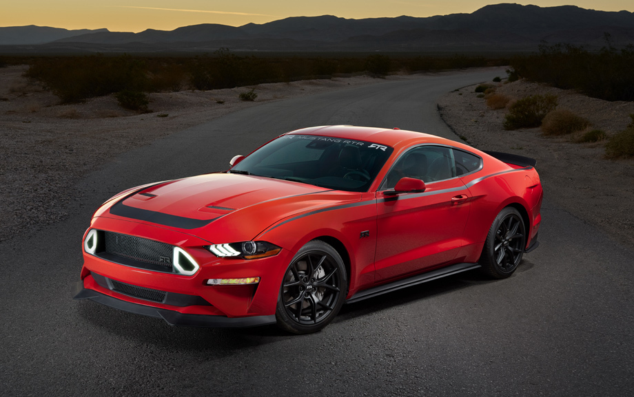             Издали фастбек Series 1 Mustang RTR можно отличить по характерным светящимся многоугольникам в решётке радиатора. Сама решётка перекроена, с неё пропала фигурка мустанга.
