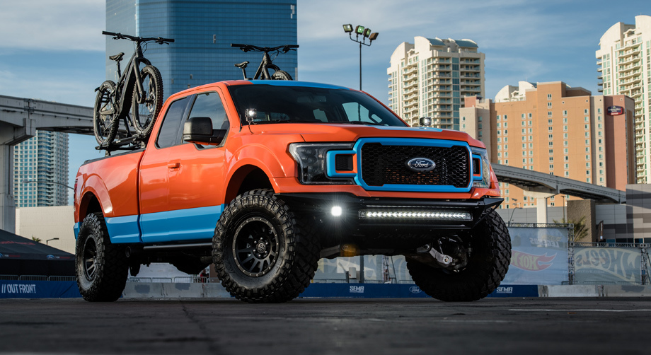             Данный F-150 подготовлен в Full-Race Motorsports. Называется он Gen-2 «Freak-O-Boost» F-150. Машина громкая, хотя тут всего-то «битурбошестёрка» 3.5, но с новыми впуском и выхлопной системой. Чтобы творение издали было не только слышно, но и видно, Full-Race добавили яркую окраску и 17-дюймовые колёсные диски Icon Vehicle Dynamics с внедорожными шинами Maxxis.
