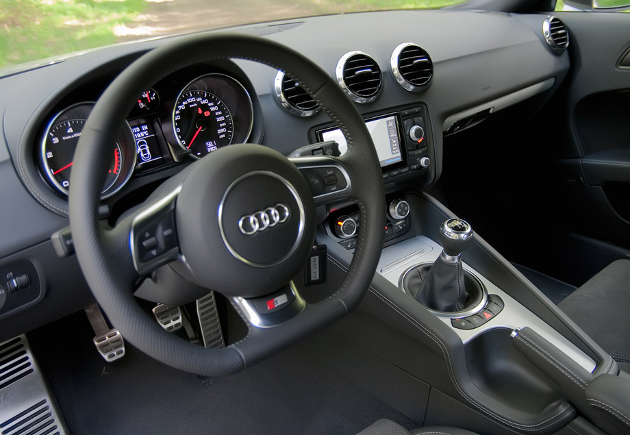 Купить ауди на механике. Ауди ТТ механика. Audi TT 8s Interior. Audi TT Coupe 2008 салон. Ауди ТТ салон.