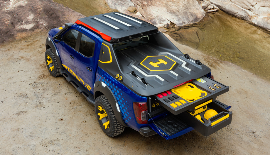             Одна из ярких черт пикапа — площадка для дрона. Применение в концептах <a href="https://www.drive.ru/news/renault/52f20a6794a656949fb69b04.html" target="_blank" rel="noopener" class="c-link">квадрокоптера</a> для разведки и съёмки местности — тема далеко не новая. Но кажется, именно тут данный шаг наиболее оправдан.
