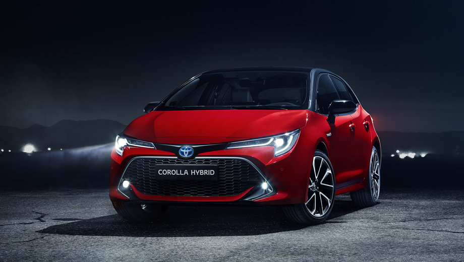 От седана Corolla вполне можно ждать повторения оформления фронтальной части хэтчбека последнего поколения (код E210), который первоначально вышел под именем <a href="/e/BuSvwEAAAJE" class="c-link">Auris</a>. Но Аурисов больше не будет, а все вариации E210 — это Короллы.