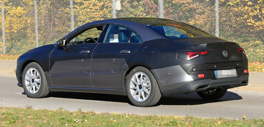 Издали CLA можно спутать с соплатформенным <a href="/e/BwxSgEAAAQ4" class="c-link">седаном А-класса</a>, но здесь крыша ниспадает плавнее, крышка багажника длиннее, иные фонари, да ещё и такое отличие: безрамочные стёкла дверей.