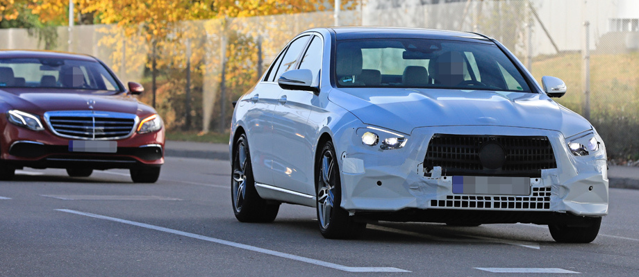 Здесь неплохо видно, что ждёт Е-класс. Фары поменяют не только начинку, но и внешние контуры, станут похожи на оптику последних моделей марки от А до CLS, и даже на фары ещё не вышедшего <a href="/e/ByooQEAABLI" class="c-link">С-класса</a> нового поколения.