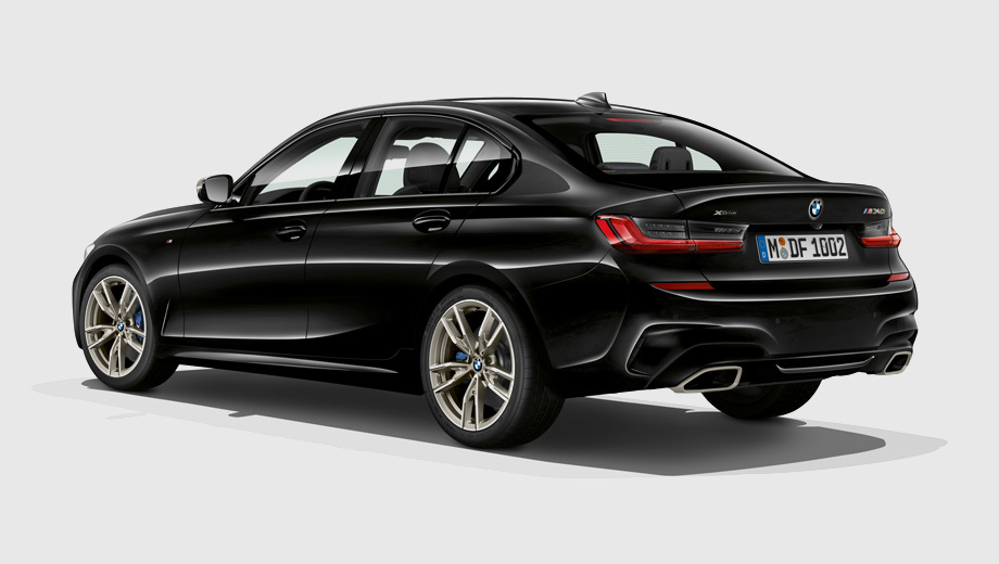 Стандартная для этой версии подвеска M Sport может быть заменена опциональной Adaptive M с электронноуправляемыми амортизаторами. Спереди стоят тормоза с четырёхпоршневыми суппортами и диски диаметром 348 мм, сзади — однопоршневые, с плавающей скобой, 345 мм.