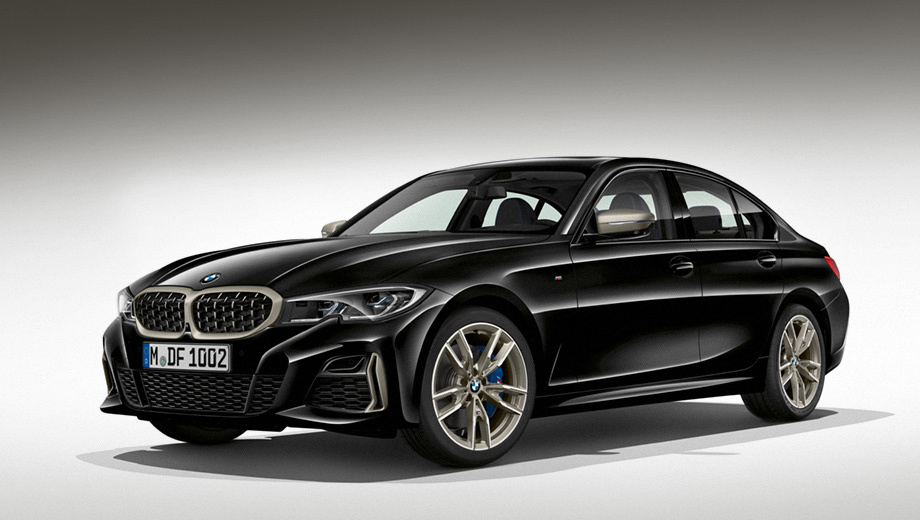 К уникальным для M340i элементам дизайна относятся сетчатая решётка, передний фартук, пороги, корпуса зеркал, задний спойлер, трапециевидные выхлопные патрубки и так далее. Даже шильдики на корме имеют специальный окрас — «металлик» Cerium Grey.